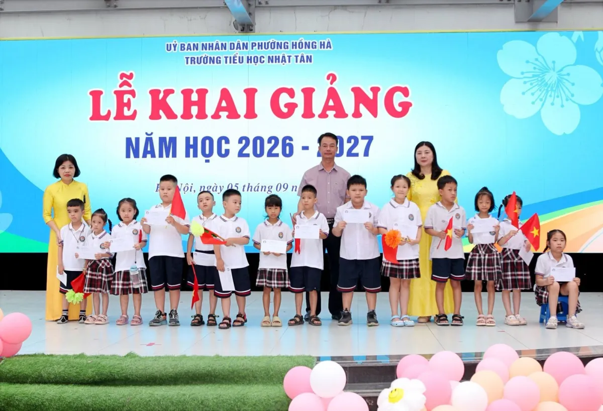 Học sinh trải nghiệm văn hóa truyền thống tại làng nghề