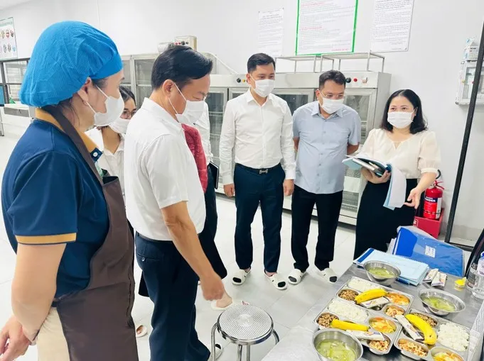 Lãnh đạo phường Hồng Hà thăm, nắm tình hình công tác tổ chức bữa ăn bán trú tại trường tiểu học Nhật Tân